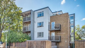 Exterior - Bright 1BR Wimbledon Retreat with Balcony (Greater London)