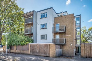 Exterior - Bright 1BR Wimbledon Retreat with Balcony (Greater London)