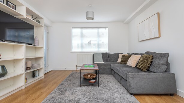 Living area - Bright 1BR Wimbledon Retreat with Balcony (Greater London)