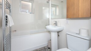 Bathroom - Bright 1BR Wimbledon Retreat with Balcony (Greater London)