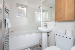 Shower, hair dryer, shampoo - Bright 1BR Wimbledon Retreat with Balcony (Greater London)