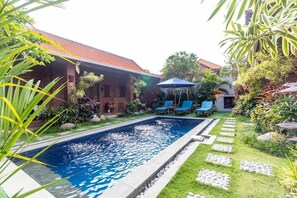 Outdoor pool, pool umbrellas, pool loungers - Pondok Juli Canggu (Canggu, Badung)