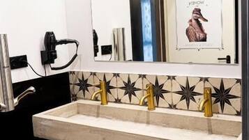 Dortoir Partagé, dortoir mixte, non-fumeurs, salle de bains commune | Salle de bain | Sèche-cheveux, papier toilette