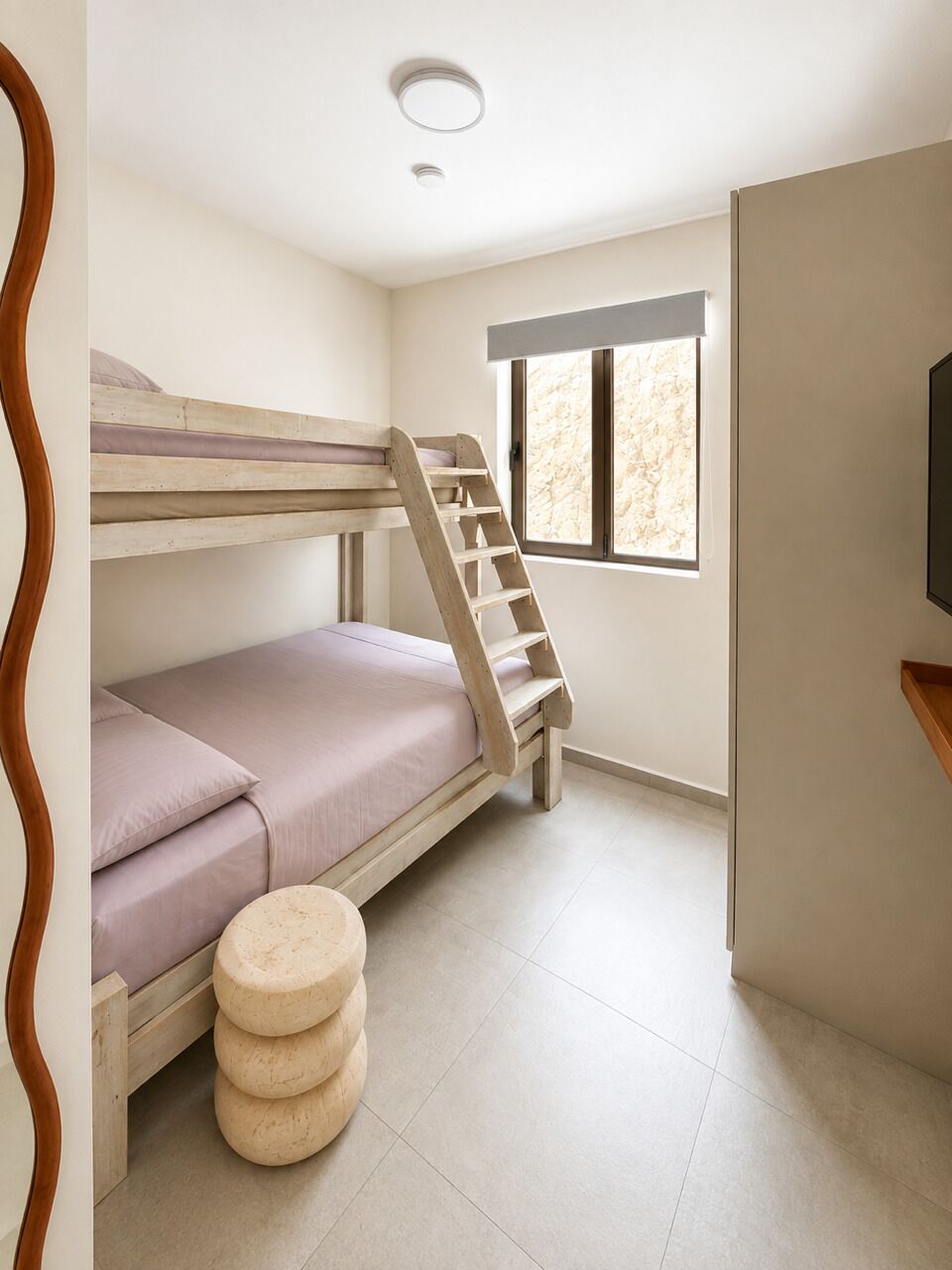 Tabla de planchar con plancha, wifi, ropa de cama