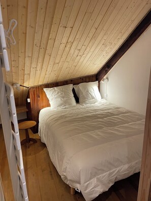 Room - Fully renovated apartment in the attic of an 18th-century farmhouse (Vallouise Pelvoux)