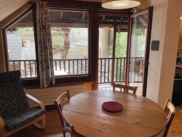 Dining - Fully renovated apartment in the attic of an 18th-century farmhouse (Vallouise Pelvoux)