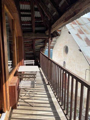 Outdoor dining - Fully renovated apartment in the attic of an 18th-century farmhouse (Vallouise Pelvoux)