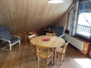 Dining - Fully renovated apartment in the attic of an 18th-century farmhouse (Vallouise Pelvoux)