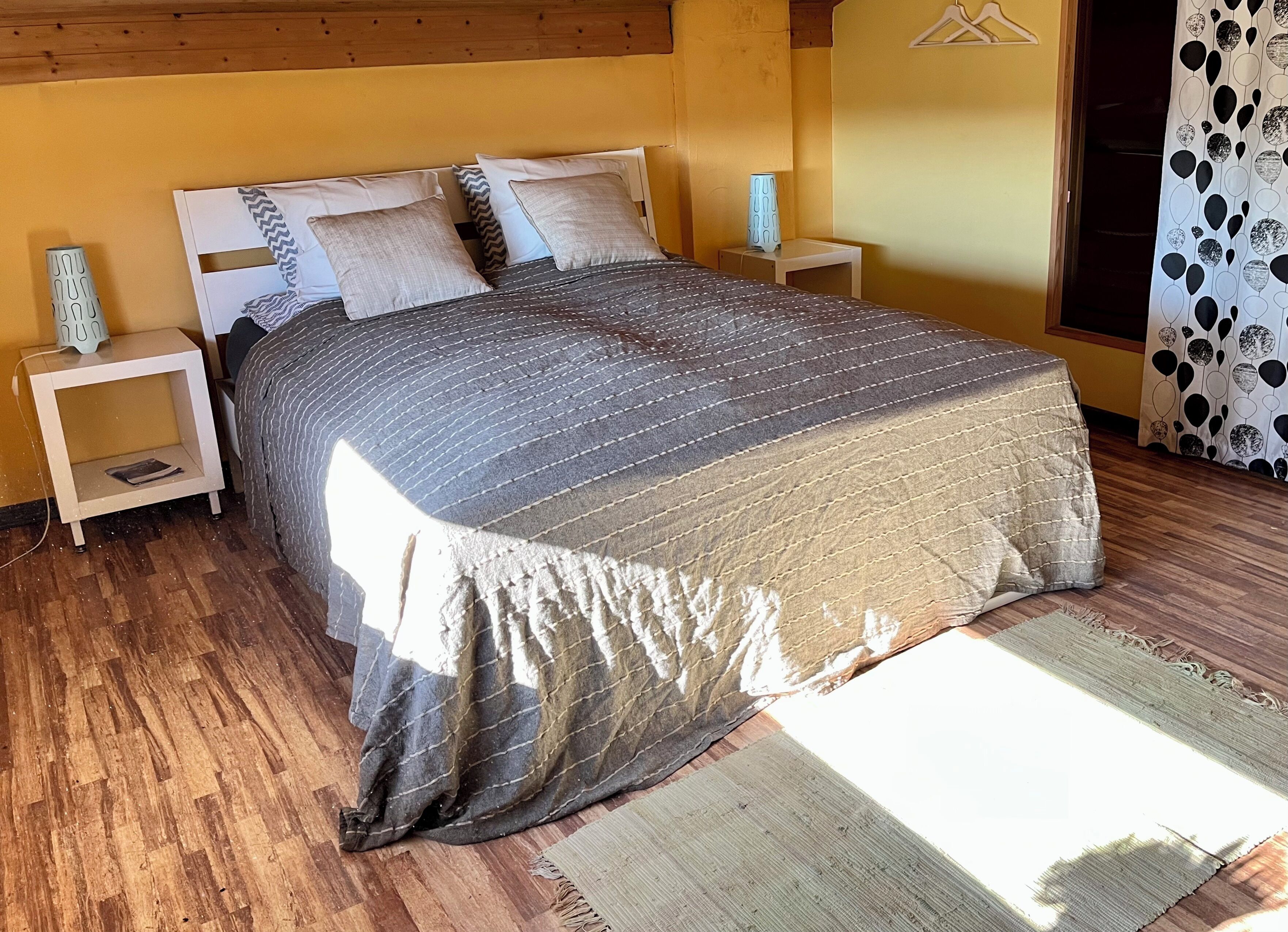 Iron/ironing board, WiFi, bed sheets