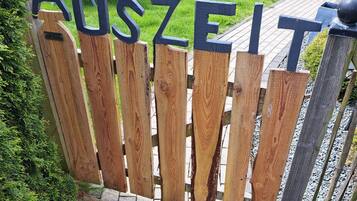 A wooden fence with the letters 'AUSZEIT' painted on it, indicating a German-speaking area.