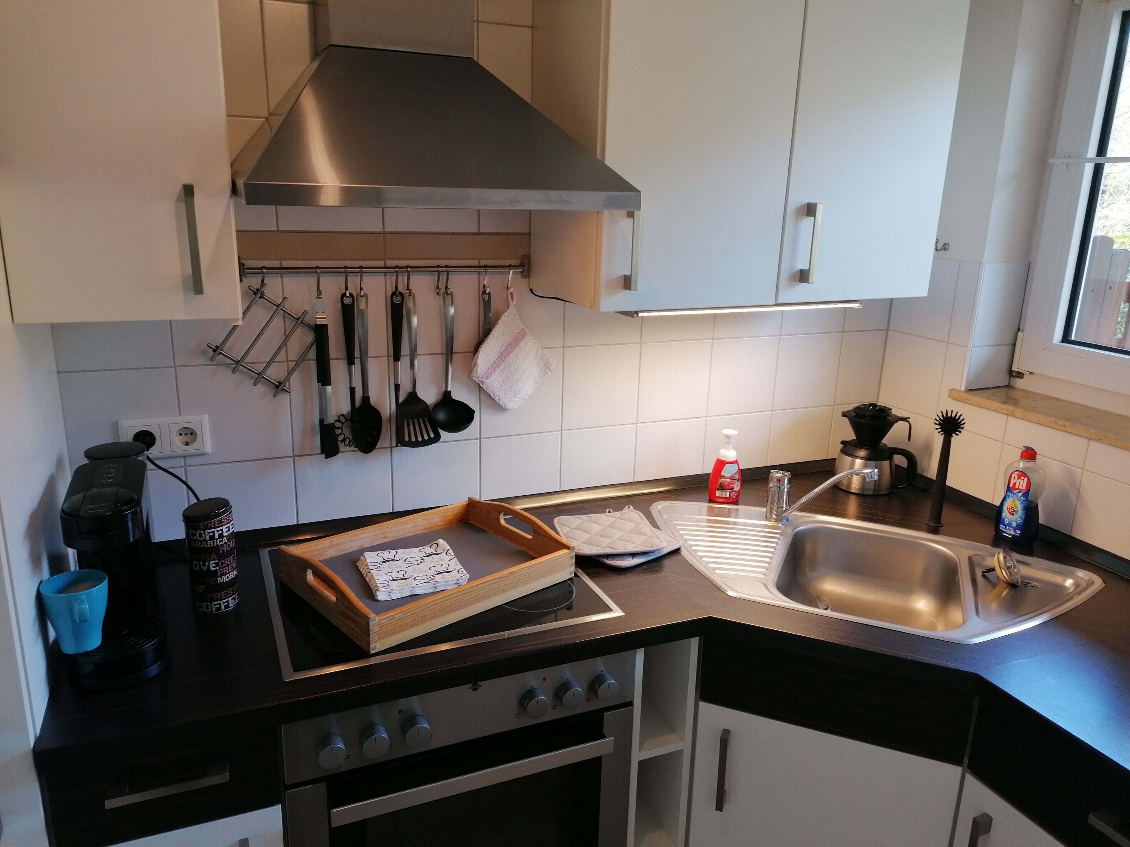 Coffee/tea maker, fridge, oven, stovetop