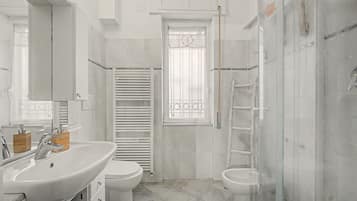 Een douche, een haardroger, handdoeken