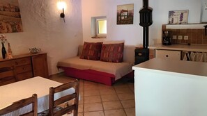 A bedroom with a bed, a bedside table, a nightstand, a window, and a wall-mounted lamp. - Apartment 'Ca Di Patio' with Shared Pool, Private Terrace and Wi-Fi (Monastero Bormida)