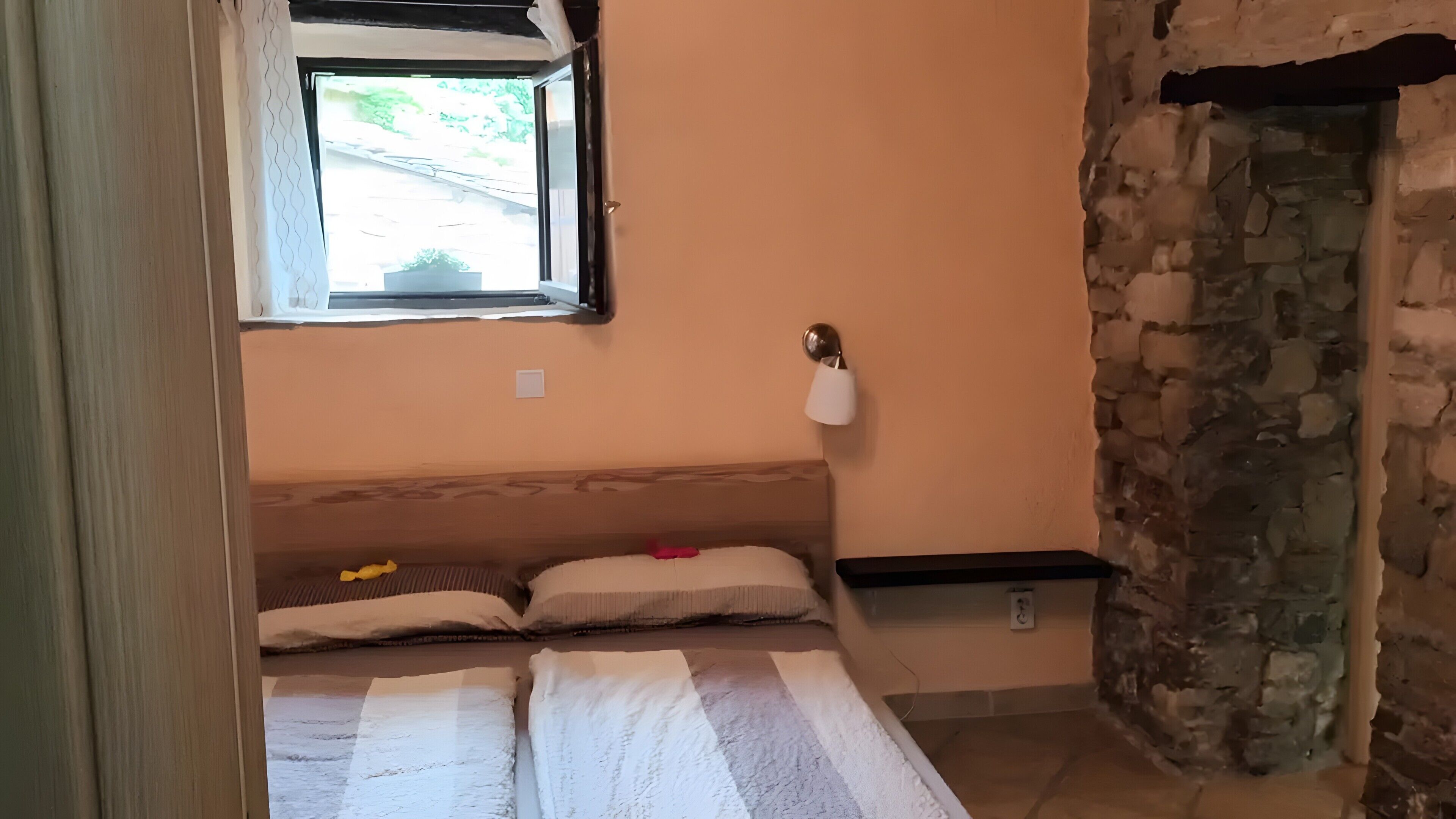 WiFi, bed sheets