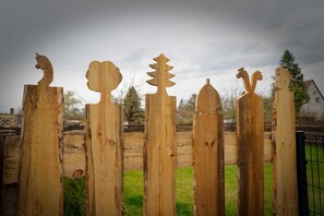 A wooden fence with animal cutouts. - Holiday Home on the Gurkenradweg with Private Terrace, Garden, Wi-Fi and Barbecue (Lübbenau)
