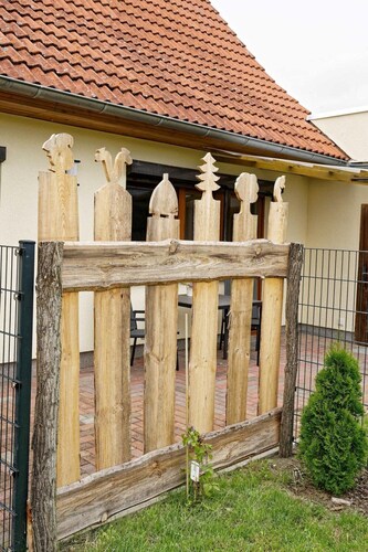 Holiday Home on the Gurkenradweg with Private Terrace, Garden, Wi-Fi and Barbecue