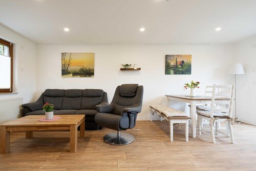 Holiday Home on the Gurkenradweg with Private Terrace, Garden, Wi-Fi and Barbecue