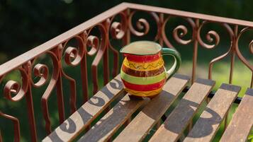 Un banco de metal con una taza de colores encima.