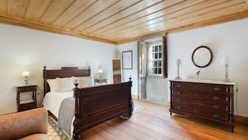 Tabla de planchar con plancha, wifi, ropa de cama