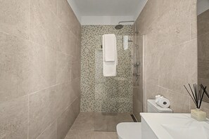 Douche, sèche-cheveux, serviettes fournies