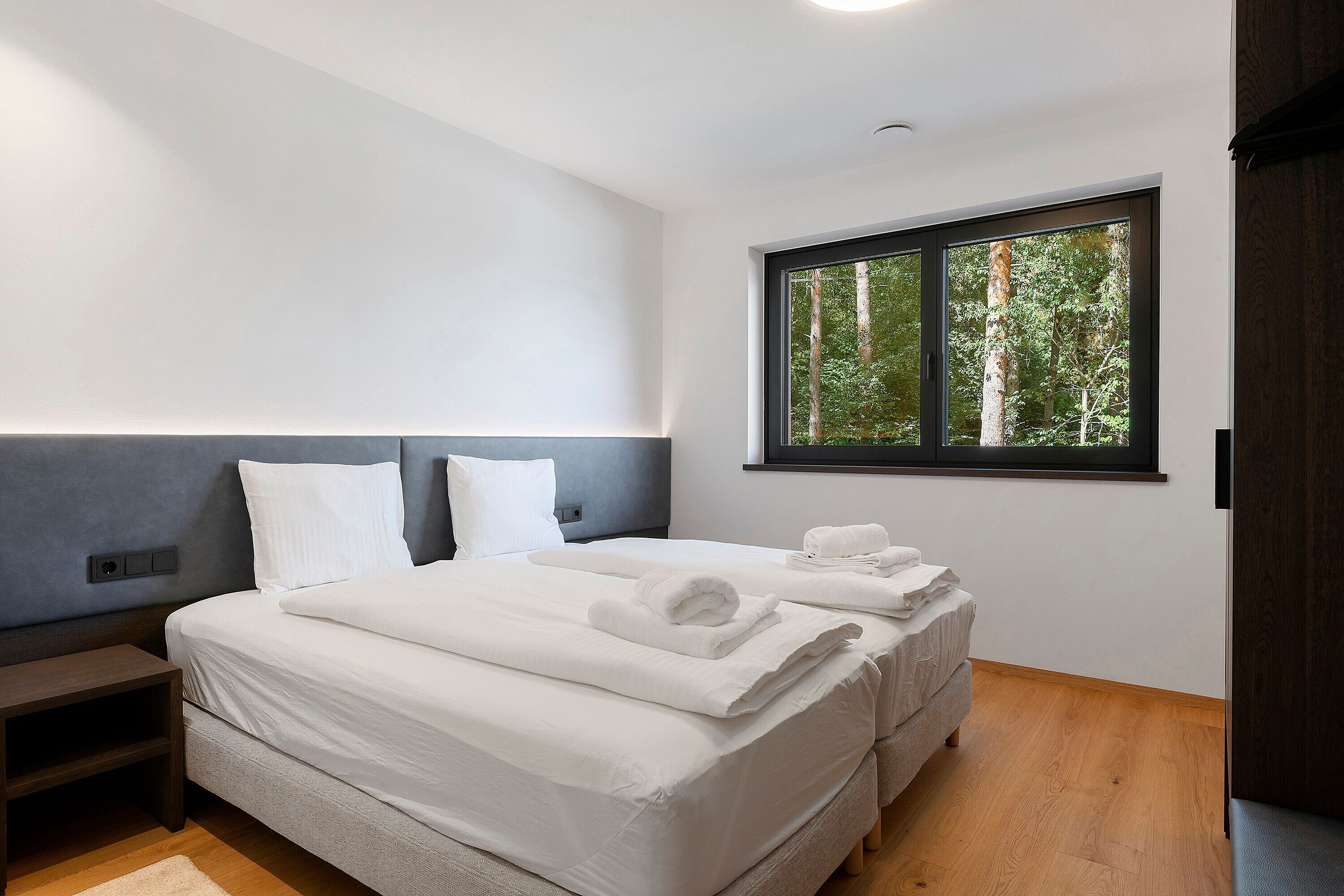 WiFi, bed sheets