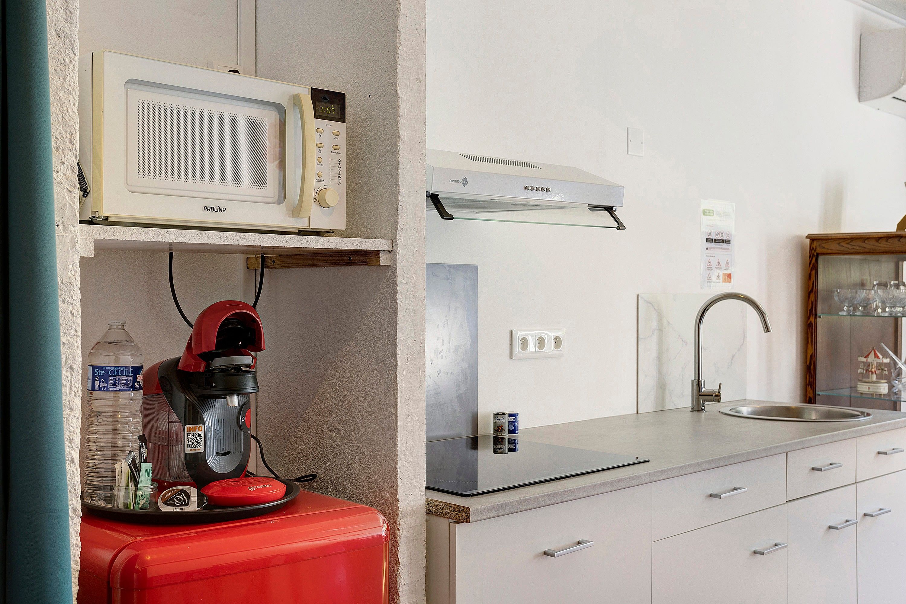 Kühlschrank, Mikrowelle, Herdplatte, Wasserkocher