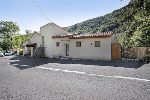 "La Roussette" Apartment with Wi-Fi and Air Conditioning