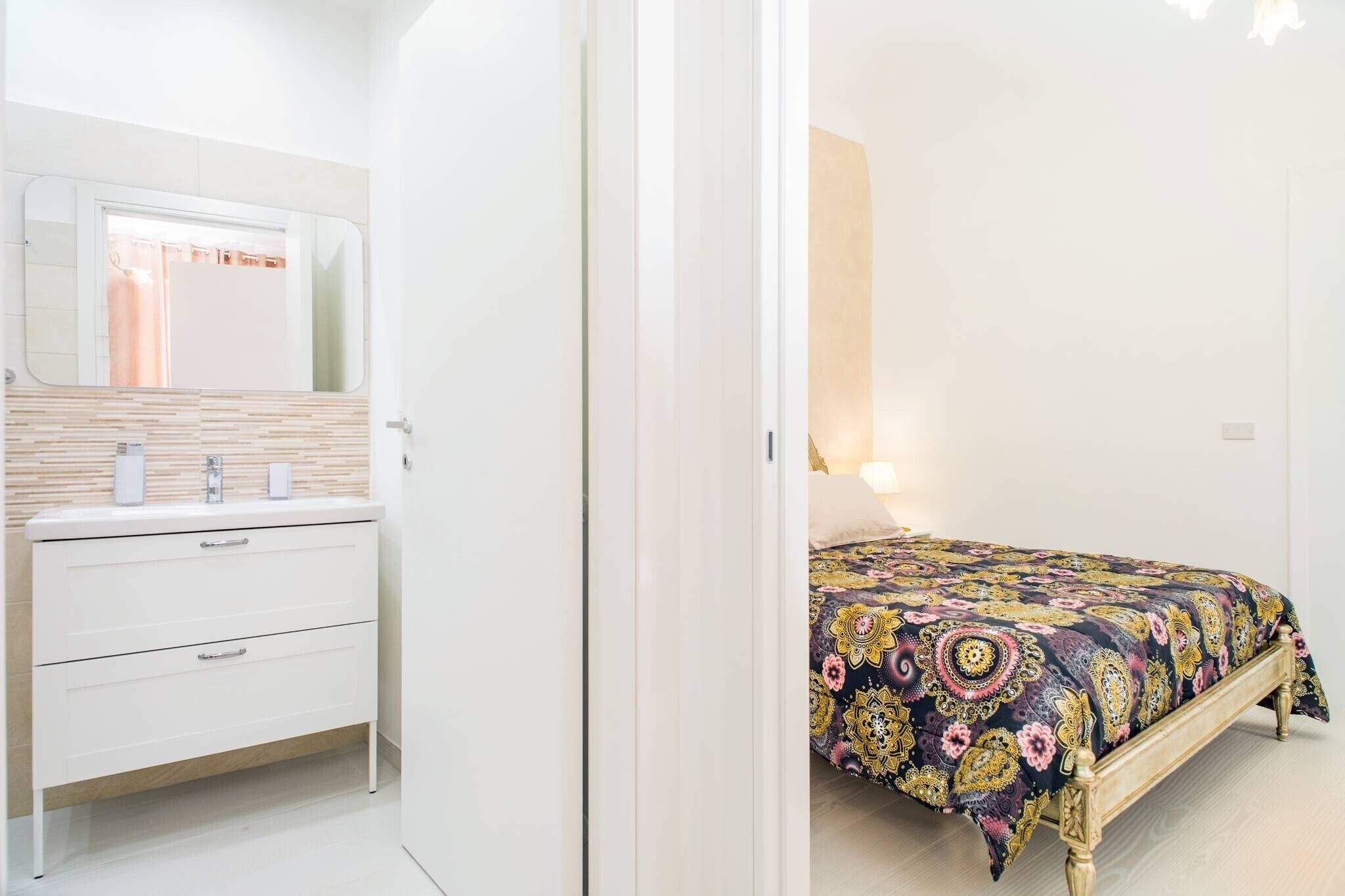 Ein Schlafzimmer mit einem Bett, einem Nachttisch und einem Beistelltisch.