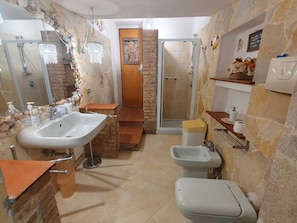 A bathroom with a sink, bidet, toilet, and shower. - Villa Gioirisia. A retreat for relaxation and nature. X4 (Campania)