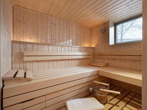 Ein Saunaraum mit Holzbänken und einem Fenster.