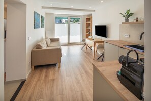 Cuina moderna amb forn integrat, rentapesos i taulell.