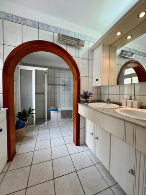 Een douche, een haardroger, handdoeken