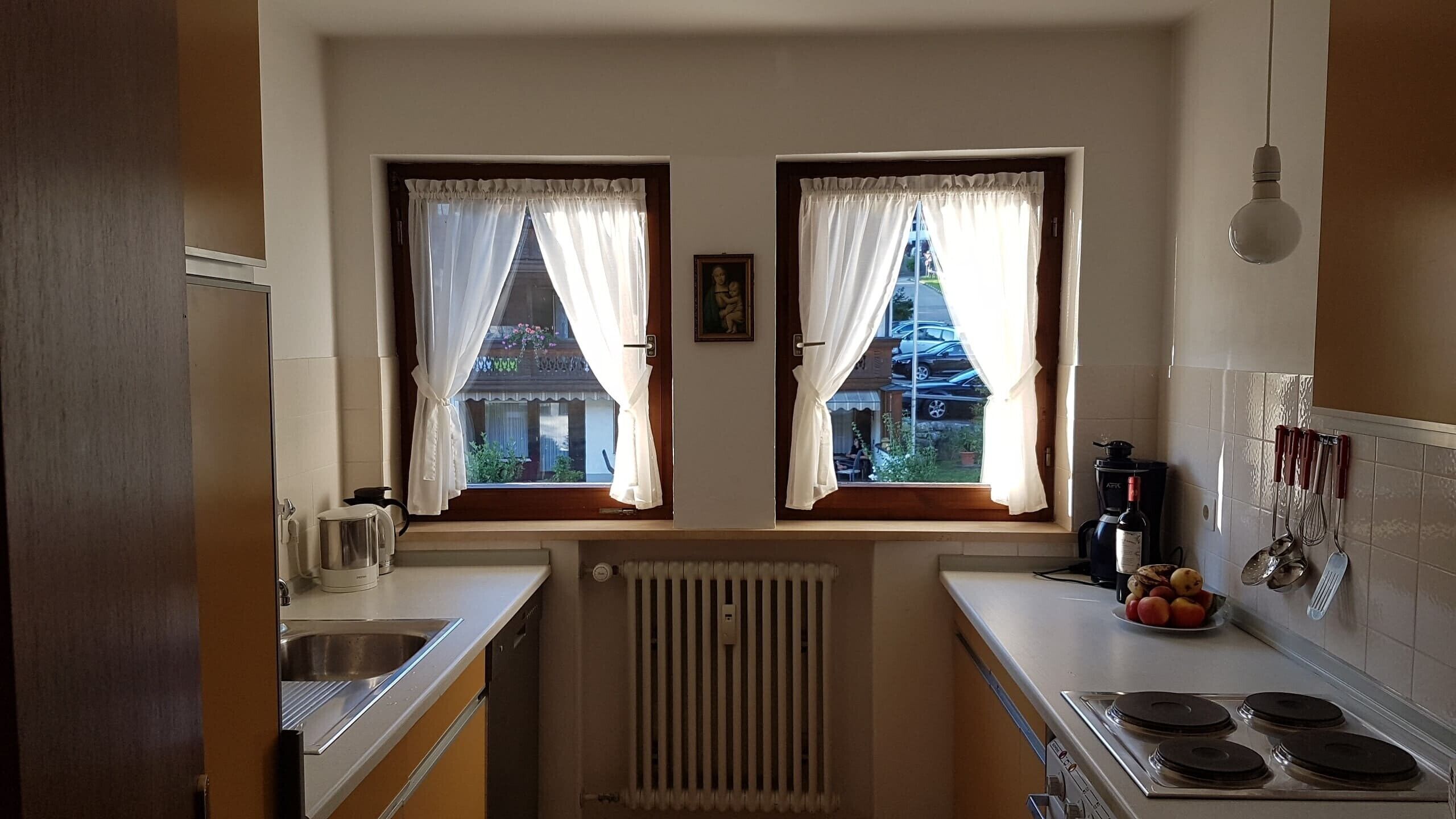 Wasserkocher mit Kaffee-/Teezubehör, Kühlschrank, Mikrowelle, Ofen