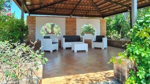 Terrace/patio - Villa Gioirisia. A retreat for relaxation and nature. X10 (Campania)