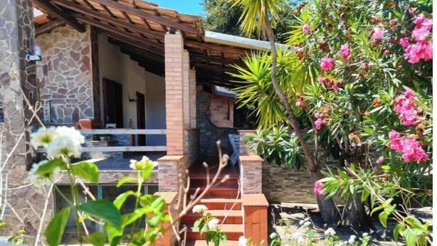 Exterior detail - Villa Gioirisia. A retreat for relaxation and nature. X10 (Campania)