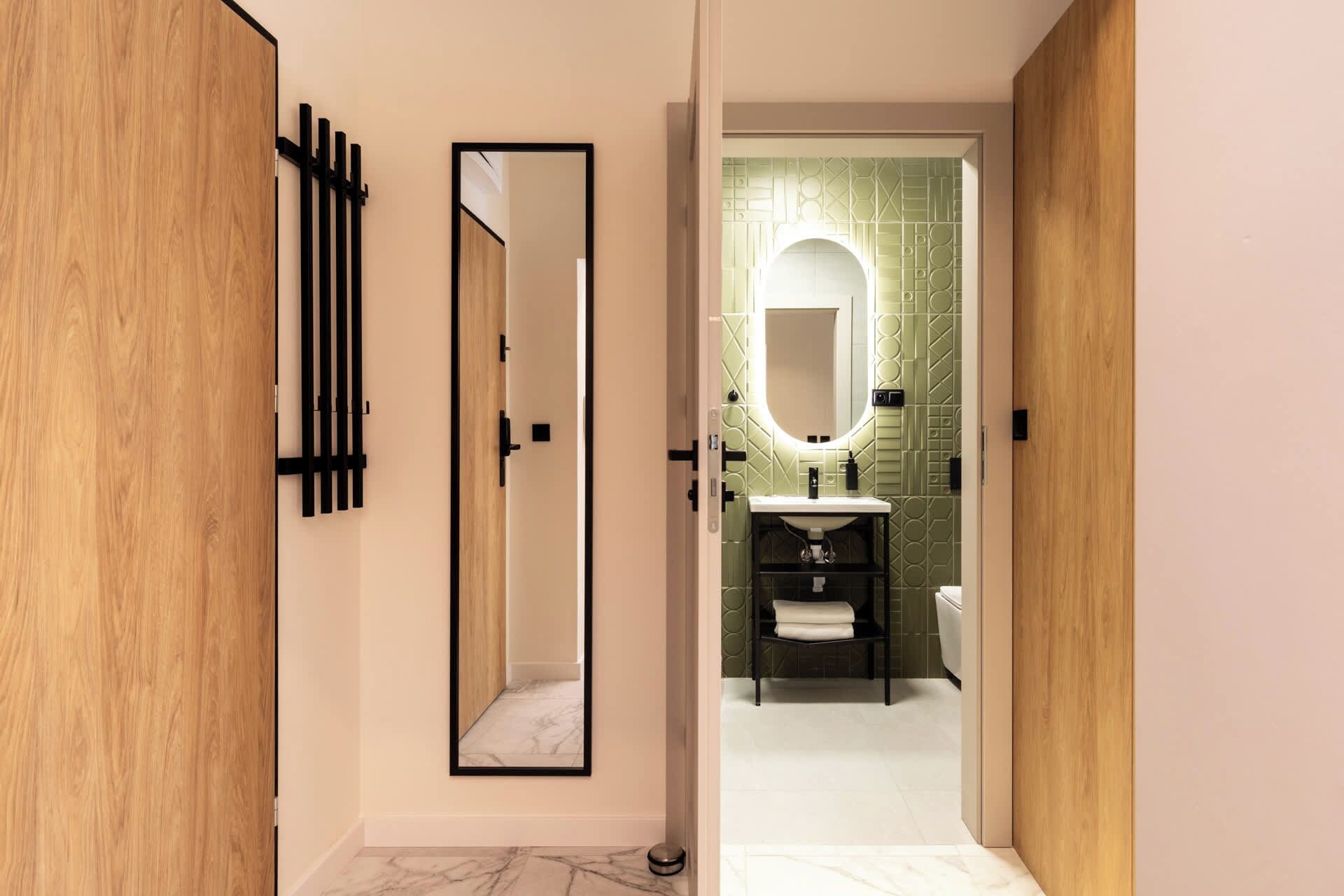 Shower, hair dryer, towels, shampoo