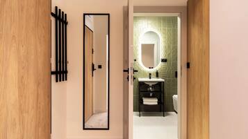 Shower, hair dryer, towels, shampoo