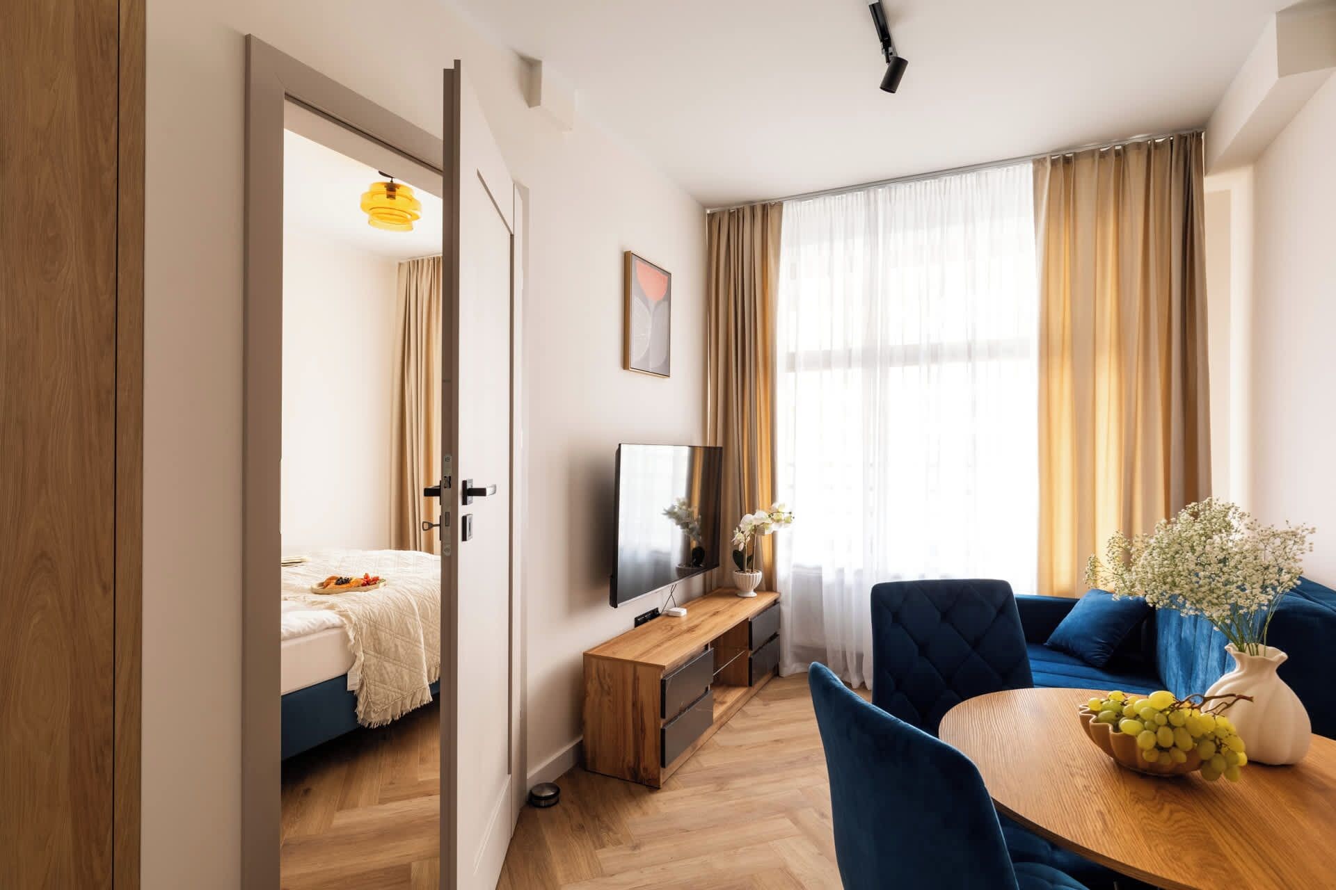 Iron/ironing board, travel crib, WiFi, bed sheets