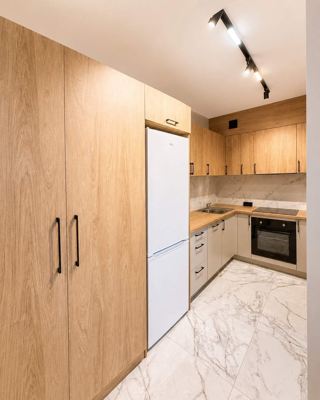 Cafetera i tetera, frigorífic, forn i placa de cuina 