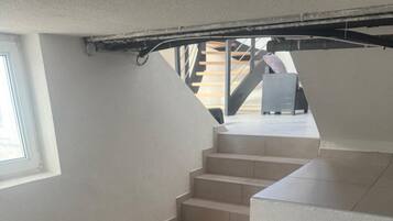Una escalera con un barril de madera en un interior moderno.