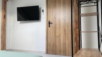 Planxa i posts de planxar, wifi i roba de llit
