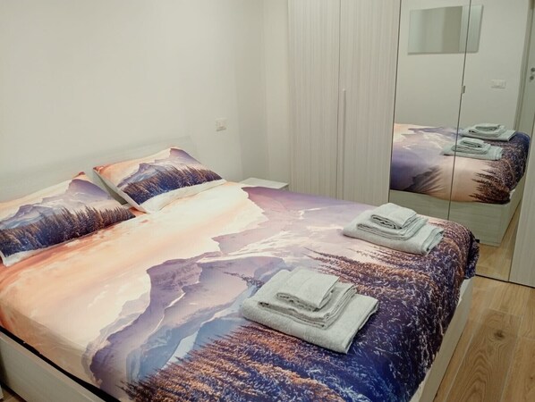 Iron/ironing board, WiFi, bed sheets