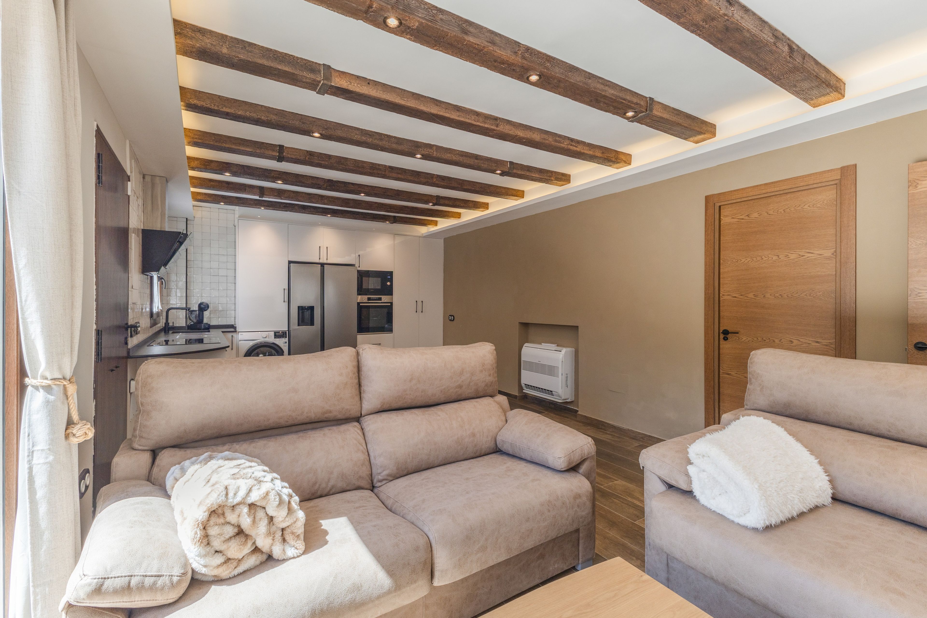Un salon moderne avec un canapé, une table basse et une cheminée.