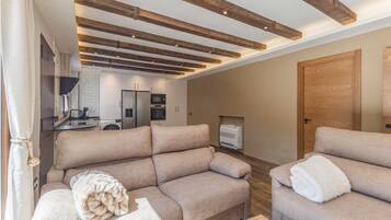 Un salon moderne avec un canapé, une table basse et une cheminée.