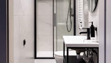 Ducha, secador de pelo, toallas, shampoo