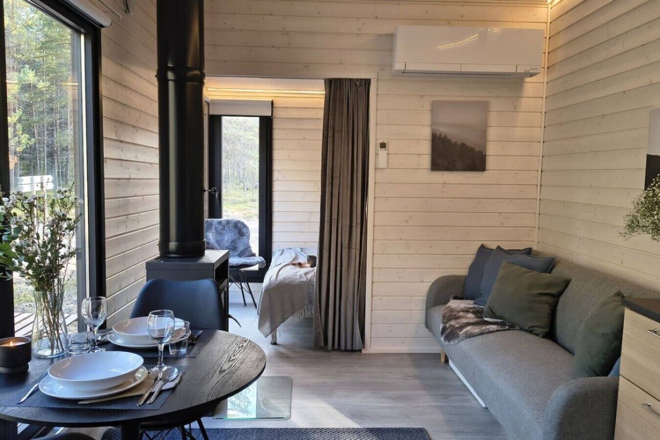 Un ambiente acogedor con comedor, sofá y chimenea.
