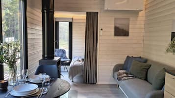 Un ambiente acogedor con comedor, sofá y chimenea.