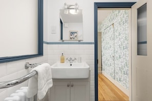 Bathroom - New! Cosy 1BR Flat w/Patio in New Cross (Greater London)
