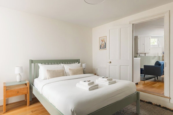 Room - New! Cosy 1BR Flat w/Patio in New Cross (Greater London)