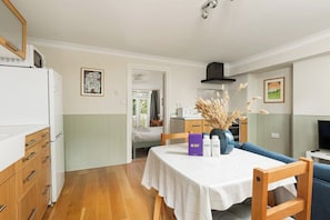 Dining - New! Cosy 1BR Flat w/Patio in New Cross (Greater London)
